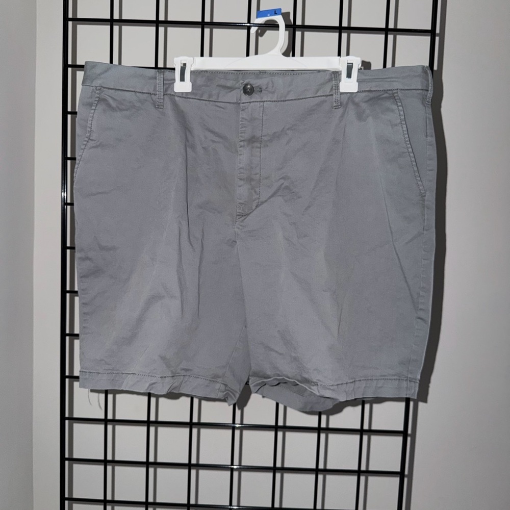 Izod Men's Flat Front Gray Shorts